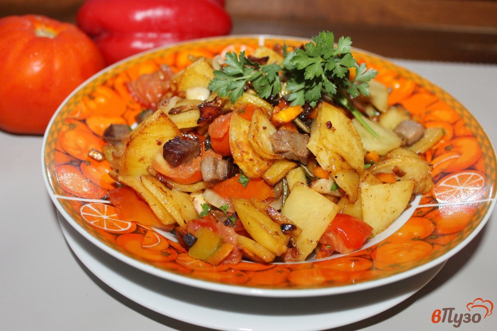 Фото приготовление рецепта: Жареный картофель с мясом и помидорами шаг №6