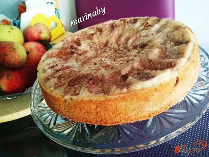 Фото приготовление рецепта: Шарлотка с яблоками и персиками шаг №12