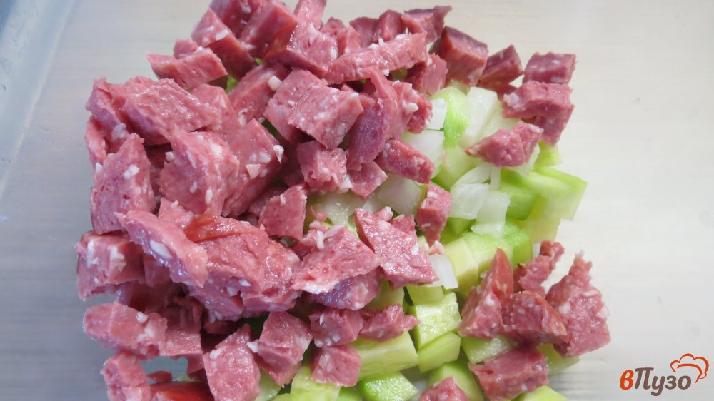 Фото приготовление рецепта: Салат с колбасой и овощами шаг №2