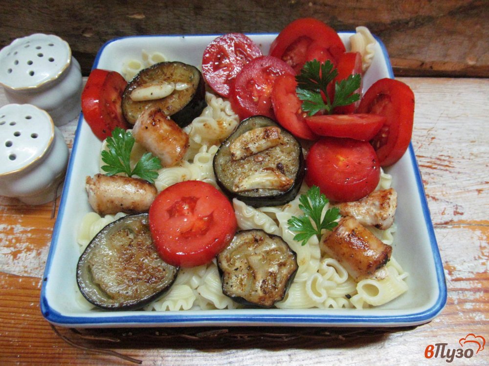 Фото приготовление рецепта: Макароны с баклажаном и куриными колбасками шаг №5
