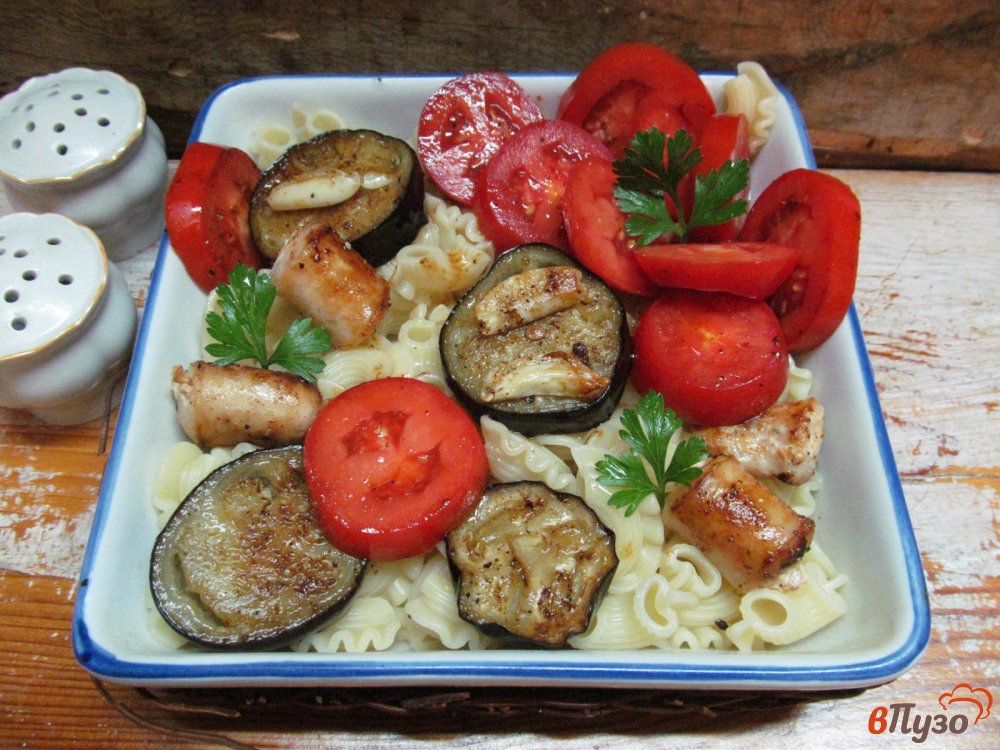 Фото приготовление рецепта: Макароны с баклажаном и куриными колбасками шаг №6