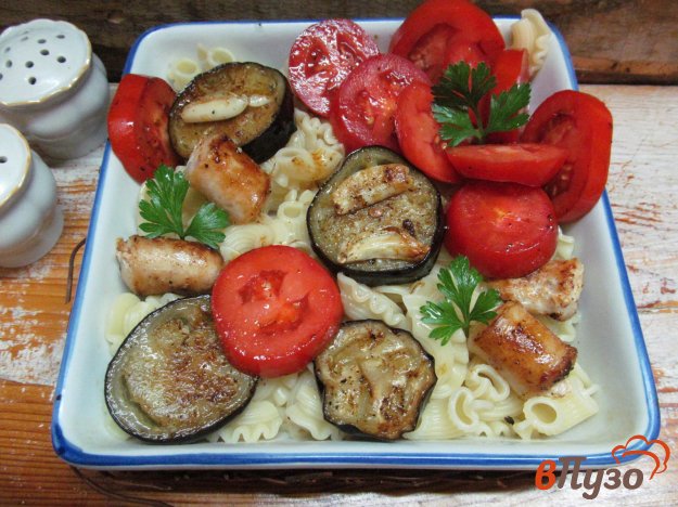 фото рецепта: Макароны с баклажаном и куриными колбасками