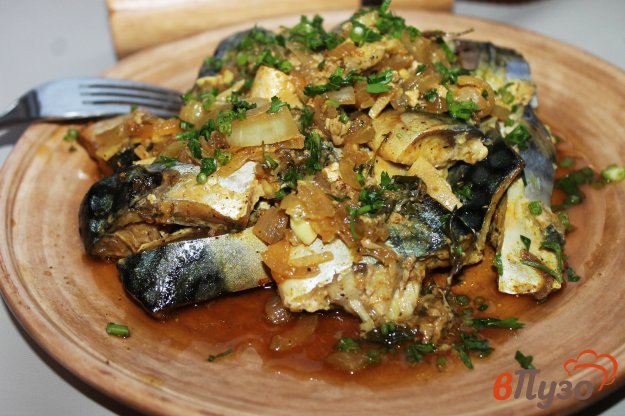 фото рецепта: Скумбрия тушеная с луком и чесноком в духовке