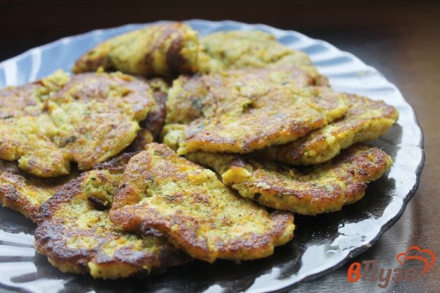 фото рецепта: Оладьи из брокколи, кабачка и моркови с зеленью