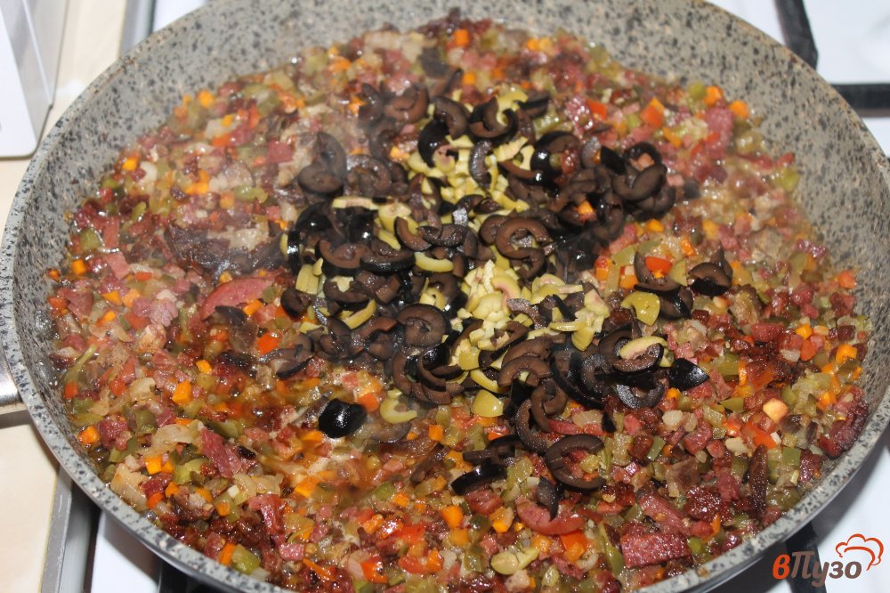 Фото приготовление рецепта: Заправка на солянку с оливками и маслинами шаг №7