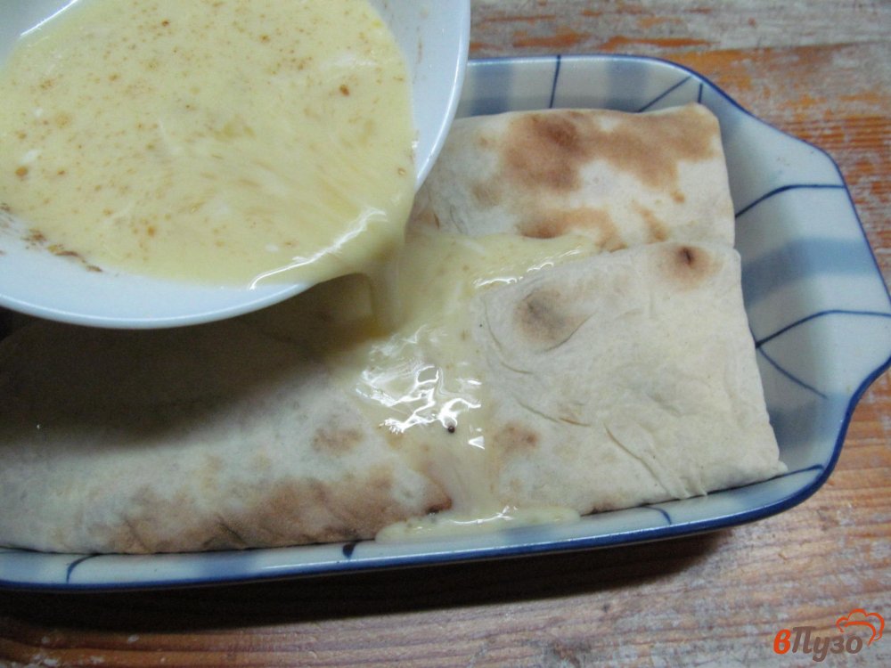 Фото приготовление рецепта: Заливной пирог из лаваша с курицей и яйцом шаг №8