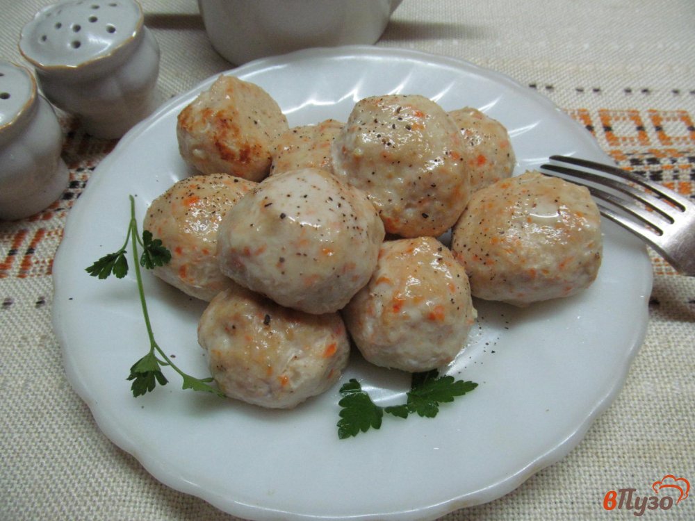 Фото приготовление рецепта: Биточки из курицы с овощами шаг №6
