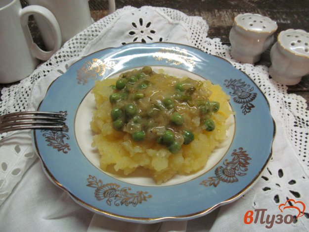фото рецепта: Картофельное пюре под соусом из горошка