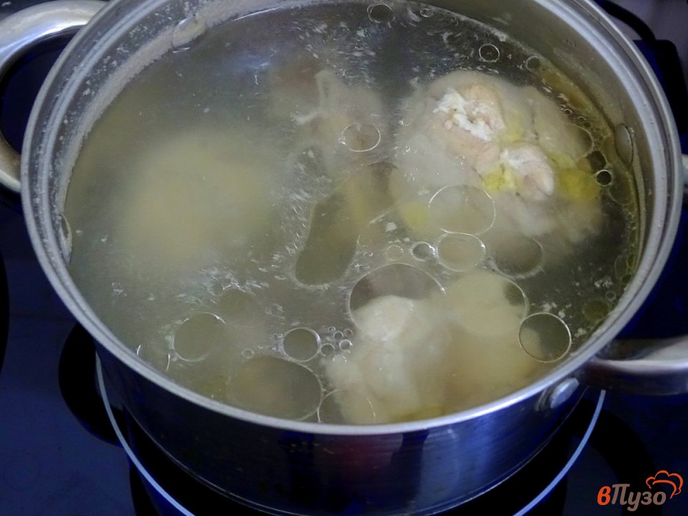 Фото приготовление рецепта: Рассольник с рисом и огурцами шаг №3