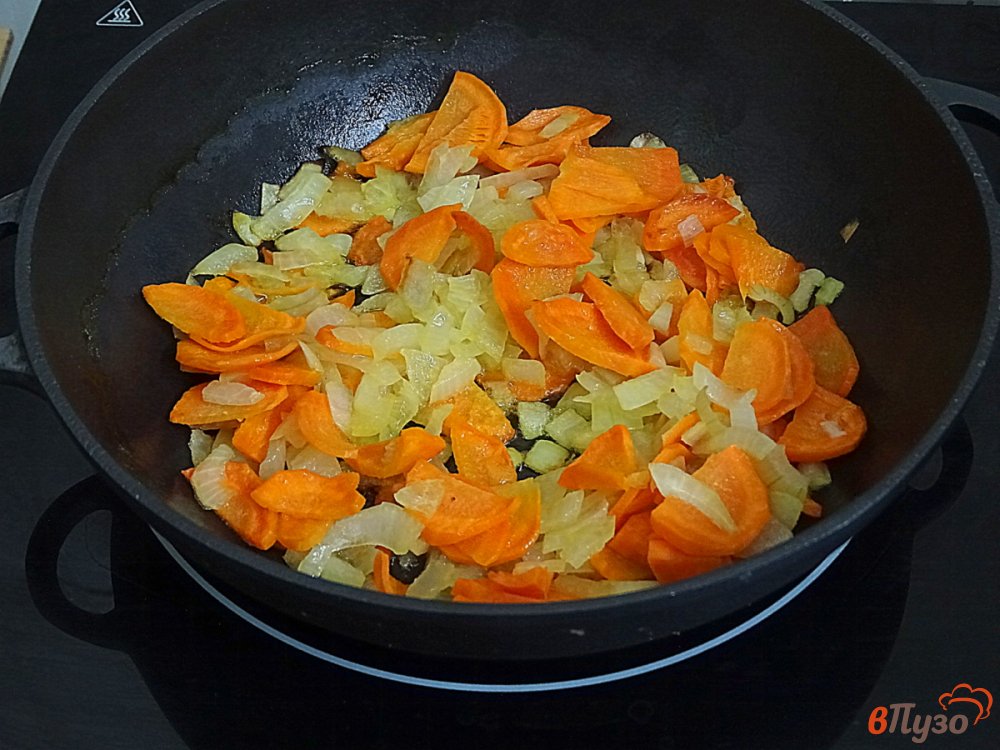Фото приготовление рецепта: Рассольник с рисом и огурцами шаг №7
