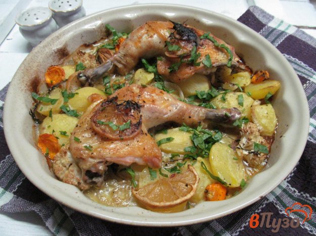 фото рецепта: Куриные окорочка с овощами и лимоном