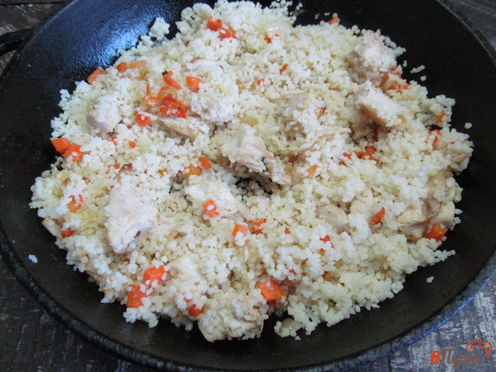 Фото приготовление рецепта: Кус-кус с овощами и курицей шаг №3