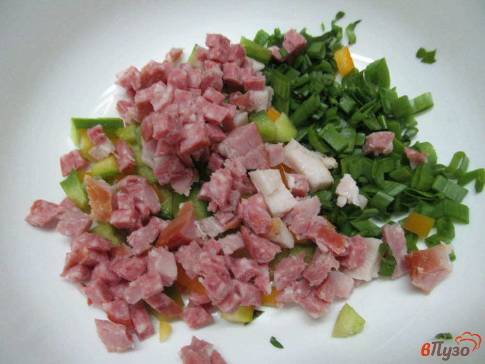 Фото приготовление рецепта: Мини пироги со вкусом пиццы шаг №4