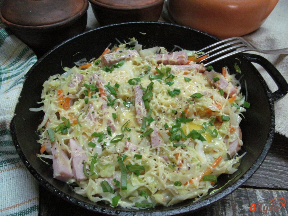 Фото приготовление рецепта: Жареная капуста с яйцами и сыром шаг №5