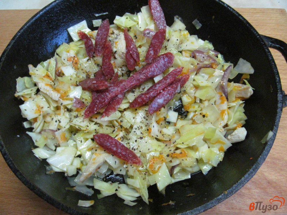 Фото приготовление рецепта: Тушеная капуста с куриной грудкой по-охотничьи шаг №3