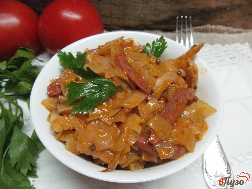 Фото приготовление рецепта: Тушеная капуста с куриной грудкой по-охотничьи шаг №6