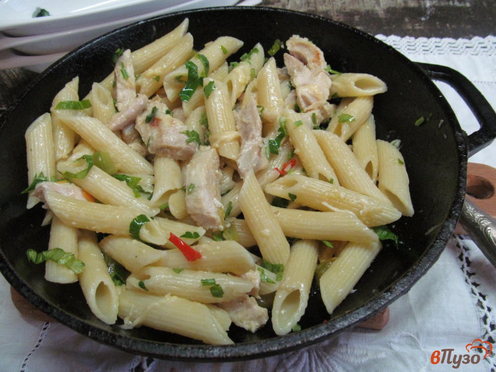 Фото приготовление рецепта: Паста пенне с курицей под соусом