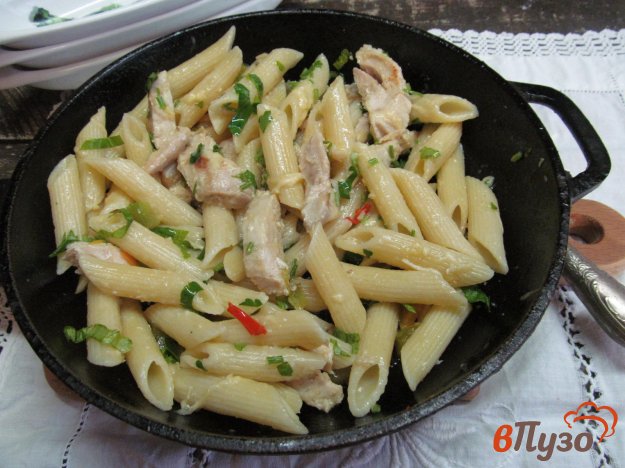 фото рецепта: Паста пенне с курицей под соусом