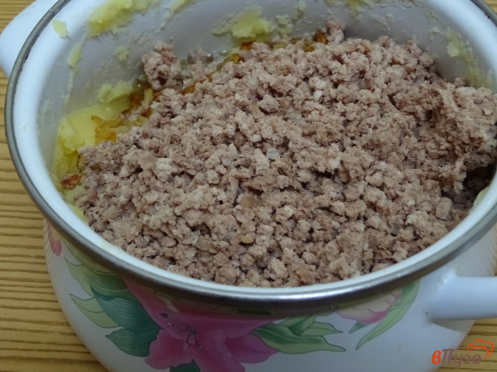 Фото приготовление рецепта: Вареники с картофелем и мясом шаг №7