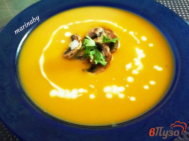 фото рецепта: Суп-пюре с тыквой, овощами и чипсами из шампиньонов