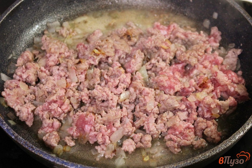 Фото приготовление рецепта: Слоеный пирог с мясным фаршем и капустой шаг №2