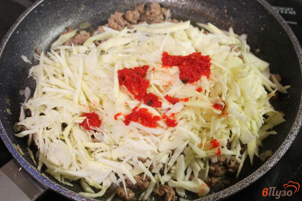 Фото приготовление рецепта: Слоеный пирог с мясным фаршем и капустой шаг №3