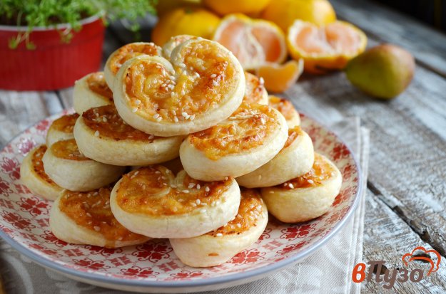 фото рецепта: Ушки слоеные с ветчиной и сыром