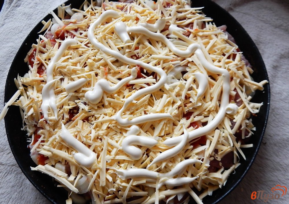 Фото приготовление рецепта: Мясо запеченное с кабачками под сыром шаг №8