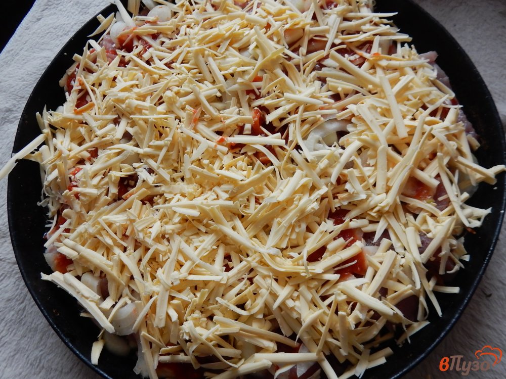 Фото приготовление рецепта: Мясо запеченное с кабачками под сыром шаг №7