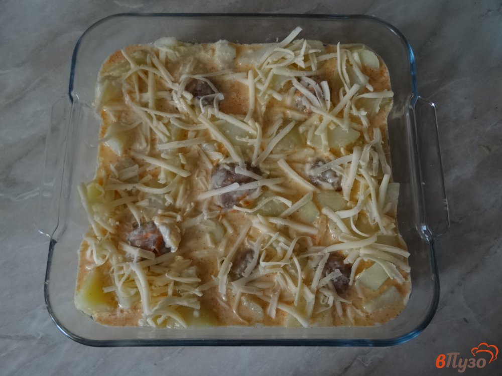 Фото приготовление рецепта: Картофельная запеканка с мясными тефтелями шаг №9