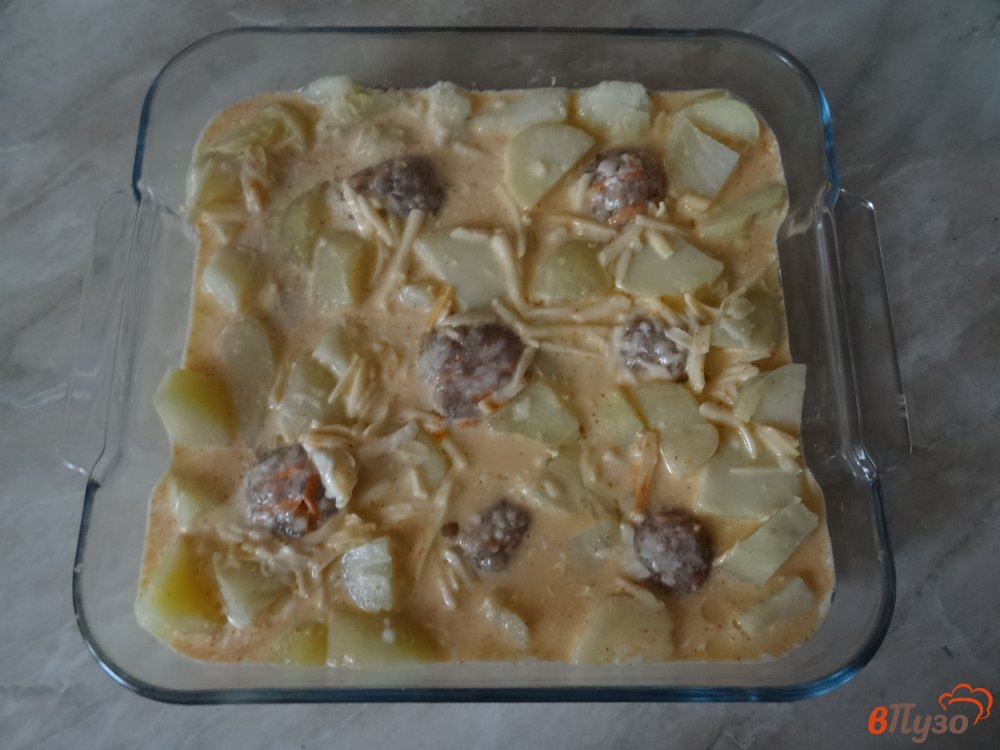 Фото приготовление рецепта: Картофельная запеканка с мясными тефтелями шаг №8