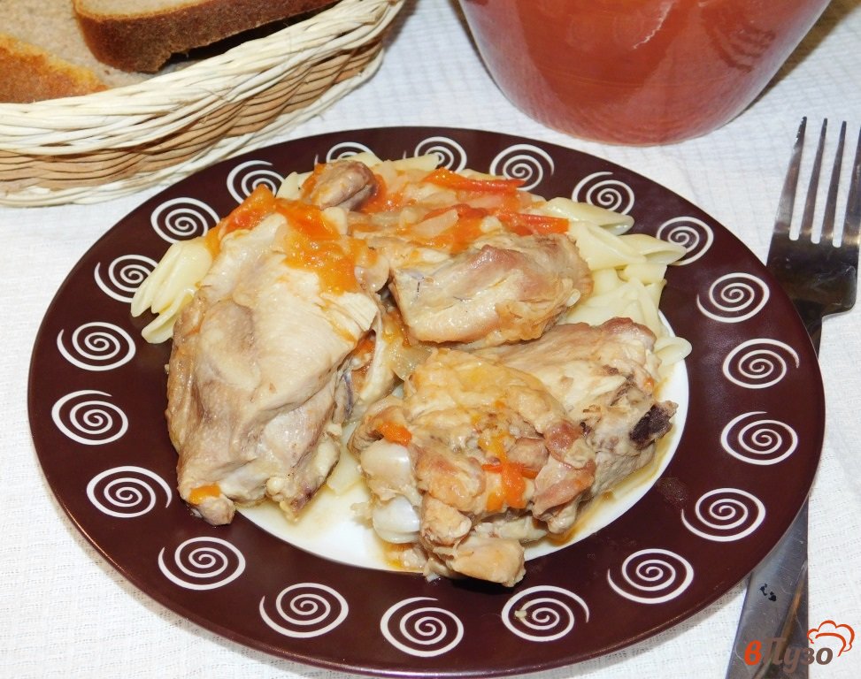 Фото приготовление рецепта: Курица, тушеная с овощами шаг №4