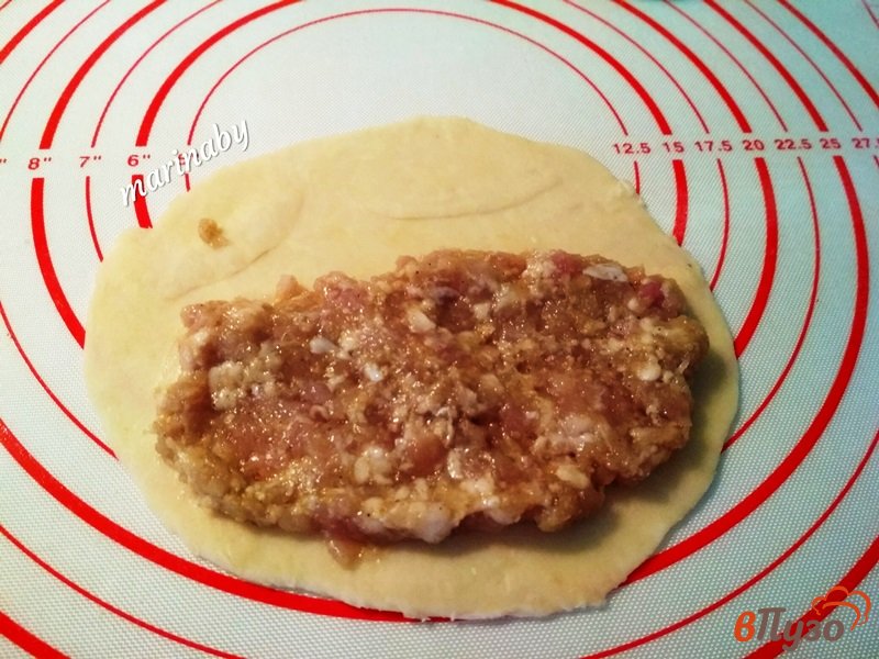 Фото приготовление рецепта: Чебуреки с мясом шаг №5