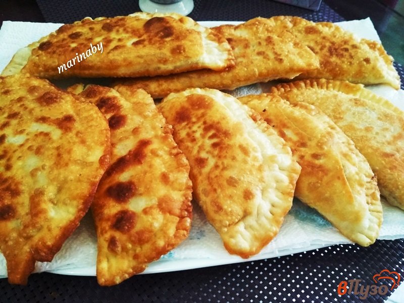 Фото приготовление рецепта: Чебуреки с мясом шаг №10