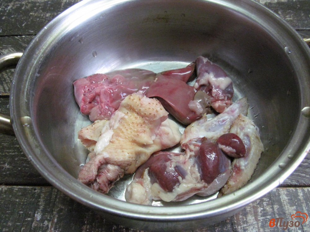 Фото приготовление рецепта: Суп на куриных потрохах и рисом и овощами шаг №1