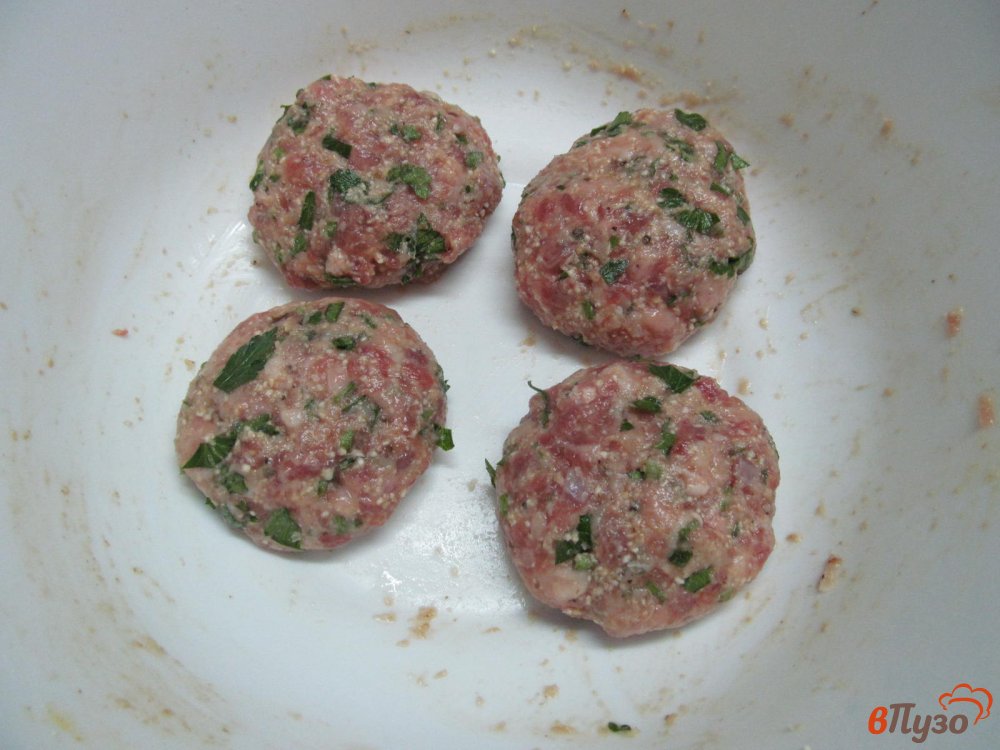 Фото приготовление рецепта: Котлеты из мясного фарша с отрубями шаг №4