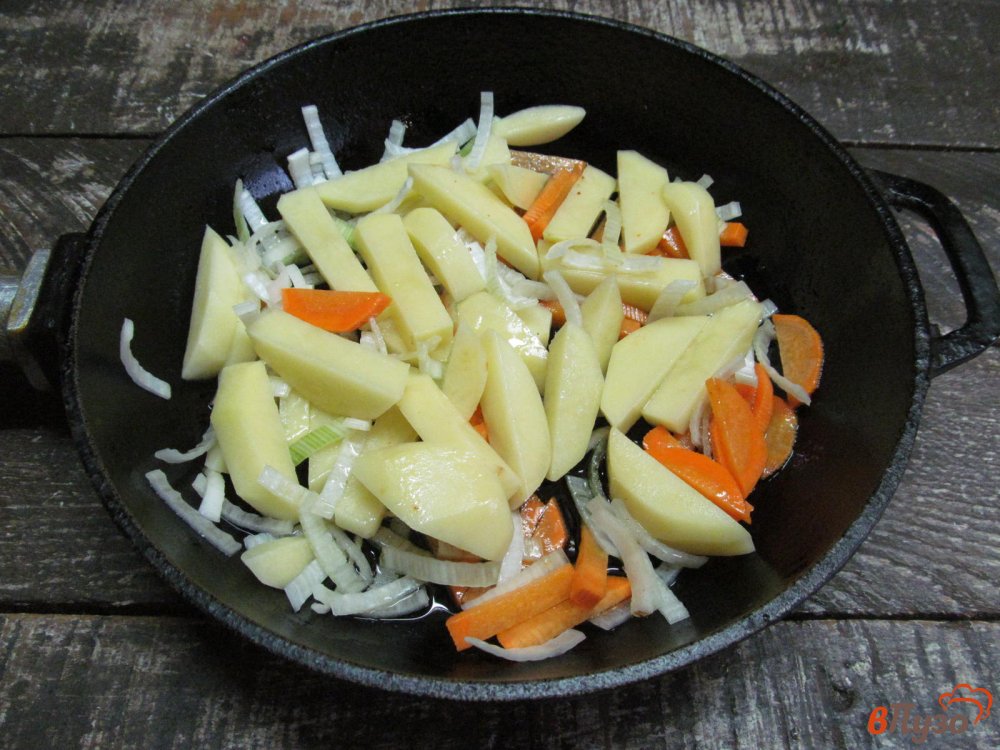 Фото приготовление рецепта: Мясные колбаски на овощах шаг №3