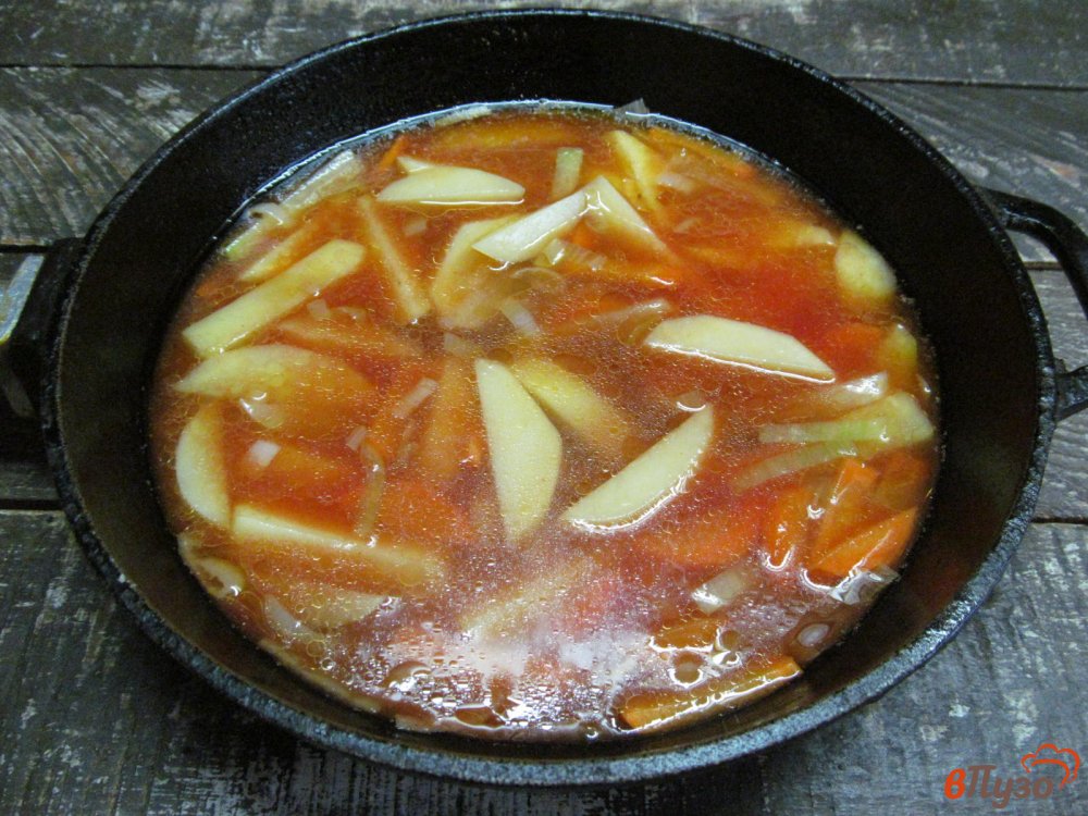 Фото приготовление рецепта: Мясные колбаски на овощах шаг №5
