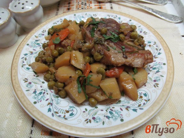 фото рецепта: Свинина с овощами и консервированным горошком в мультиварке