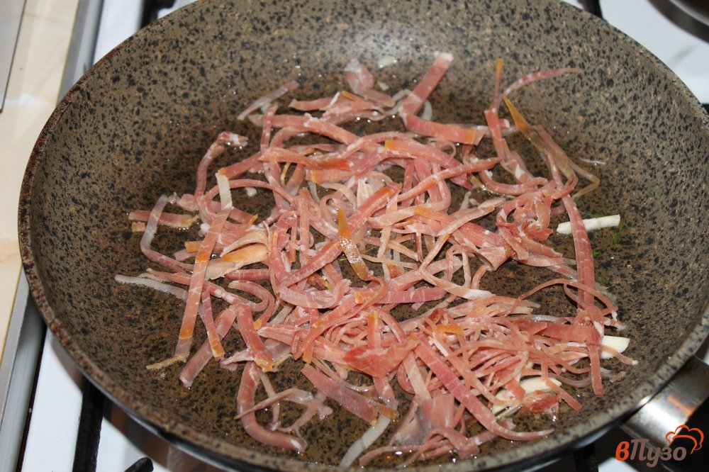 Фото приготовление рецепта: Сливочная паста с вяленым мясом и сыром с плесенью шаг №2