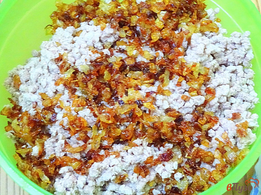 Фото приготовление рецепта: Блинчики с мясом, сыром и зеленью шаг №8
