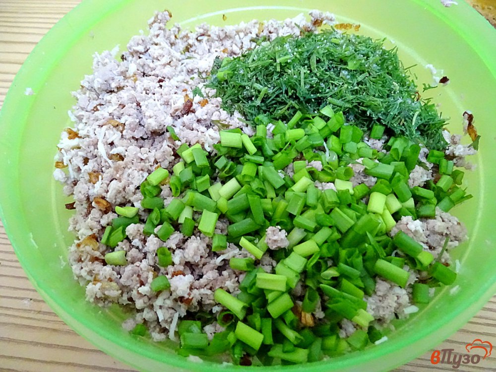 Фото приготовление рецепта: Блинчики с мясом, сыром и зеленью шаг №10