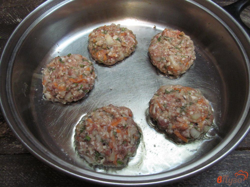Фото приготовление рецепта: Мясные котлеты с цветной капустой и морковью шаг №6
