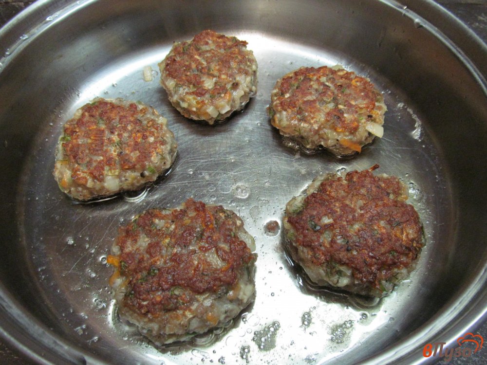 Фото приготовление рецепта: Мясные котлеты с цветной капустой и морковью шаг №7