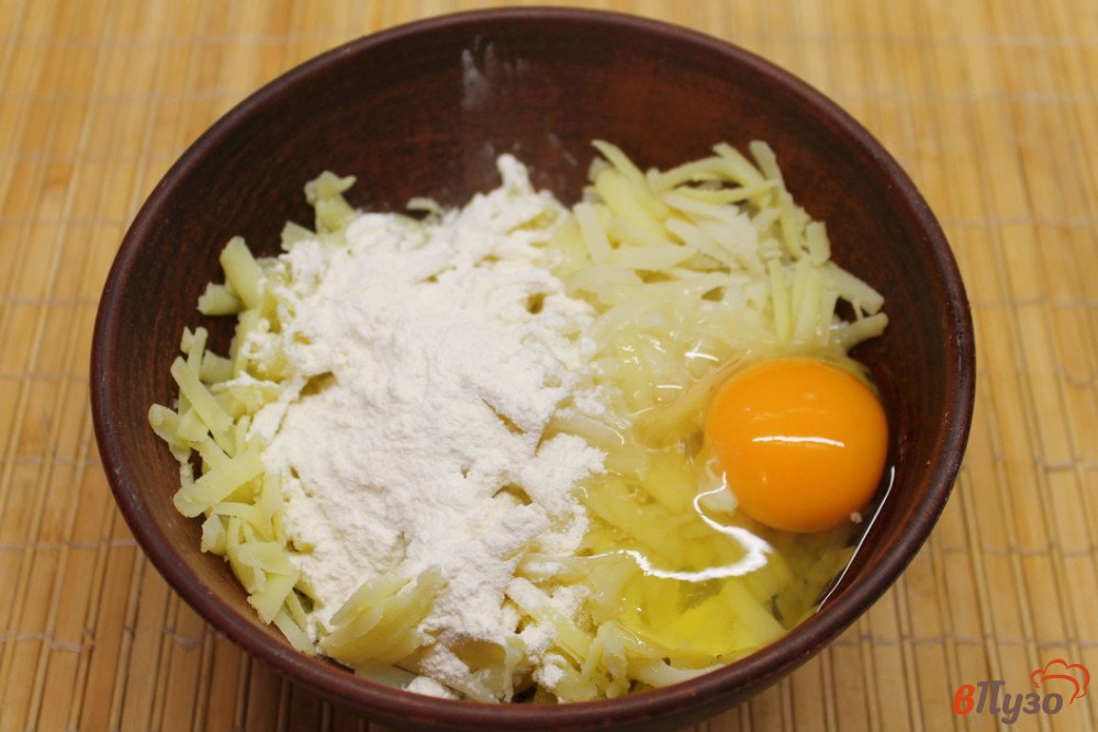Фото приготовление рецепта: Картофельный пирог с мясной начинкой шаг №2