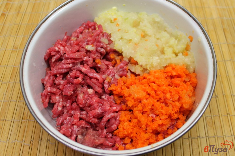Фото приготовление рецепта: Картофельный пирог с мясной начинкой шаг №5