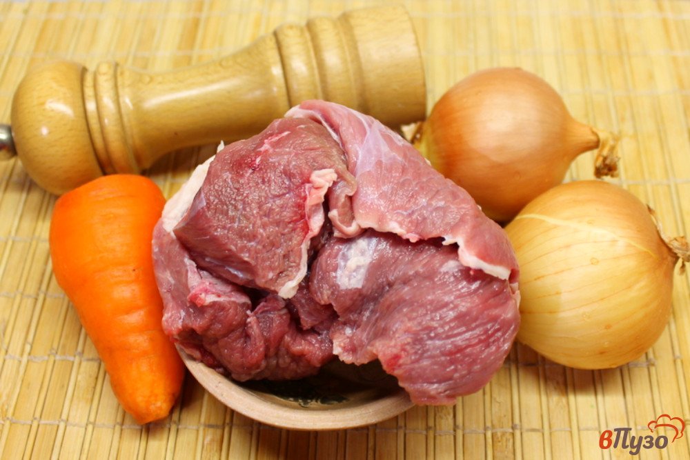 Фото приготовление рецепта: Картофельный пирог с мясной начинкой шаг №4