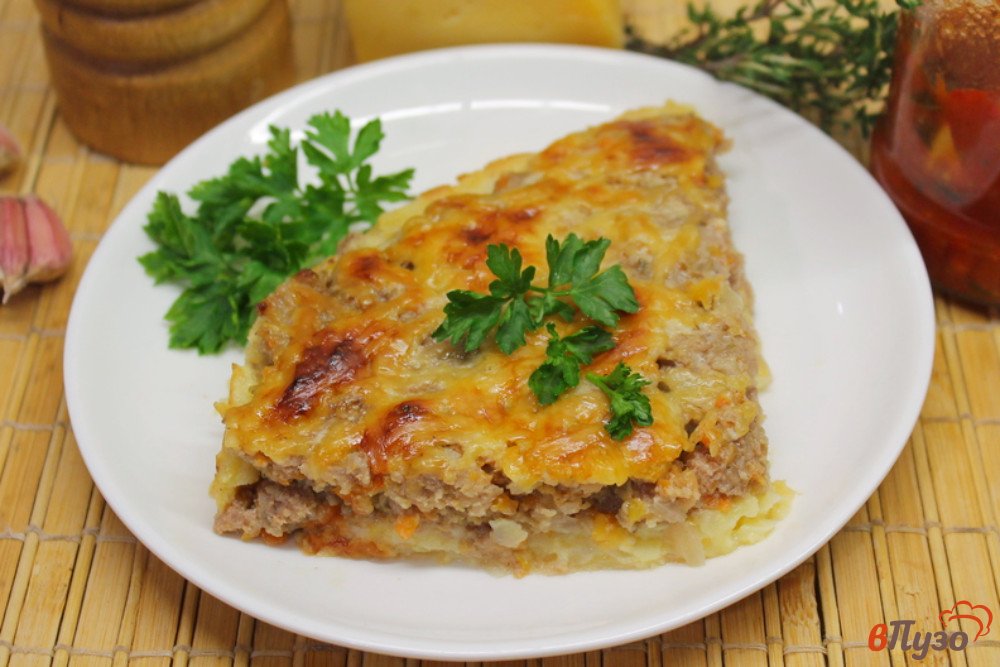 Фото приготовление рецепта: Картофельный пирог с мясной начинкой шаг №10