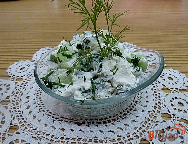 фото рецепта: Салат из творога, огурцов и зелёного лука