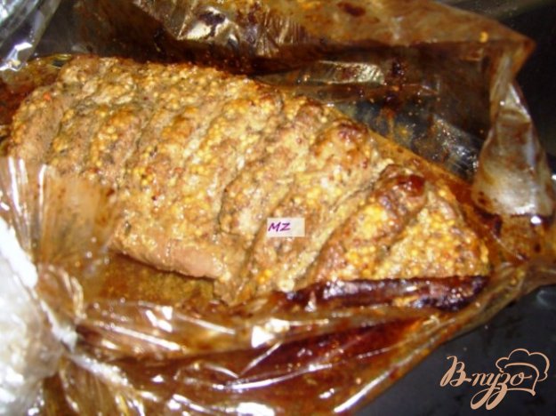 Рецепт Свинина запеченная в рукаве с соусом из лука порея и чернослива